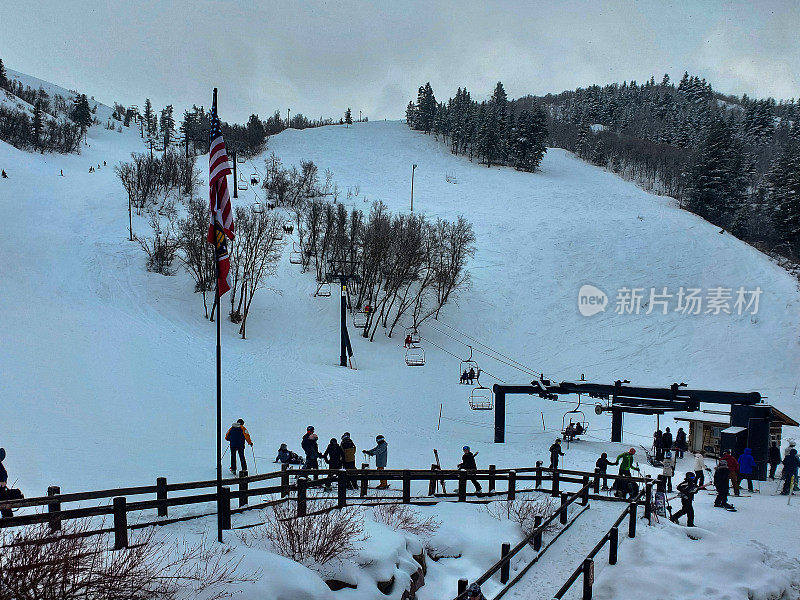 在犹他州北部的小滑雪胜地Cherry Peak，滑雪者和单板滑雪者。